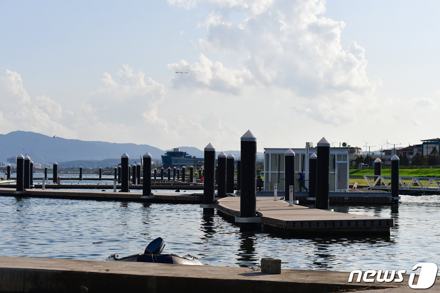 본문 이미지 - 19일 경북 포항시 남구 형산강 마리나 요트 계류장이 오는 10월 준공을 앞두고 막바지 공사가 한창이다. 이곳에는 수상 60척, 육상 14척 등 총 74척을 정박할 수 있는 시설로 준공된다. 2023.9.19/뉴스1 ⓒ News1 최창호 기자