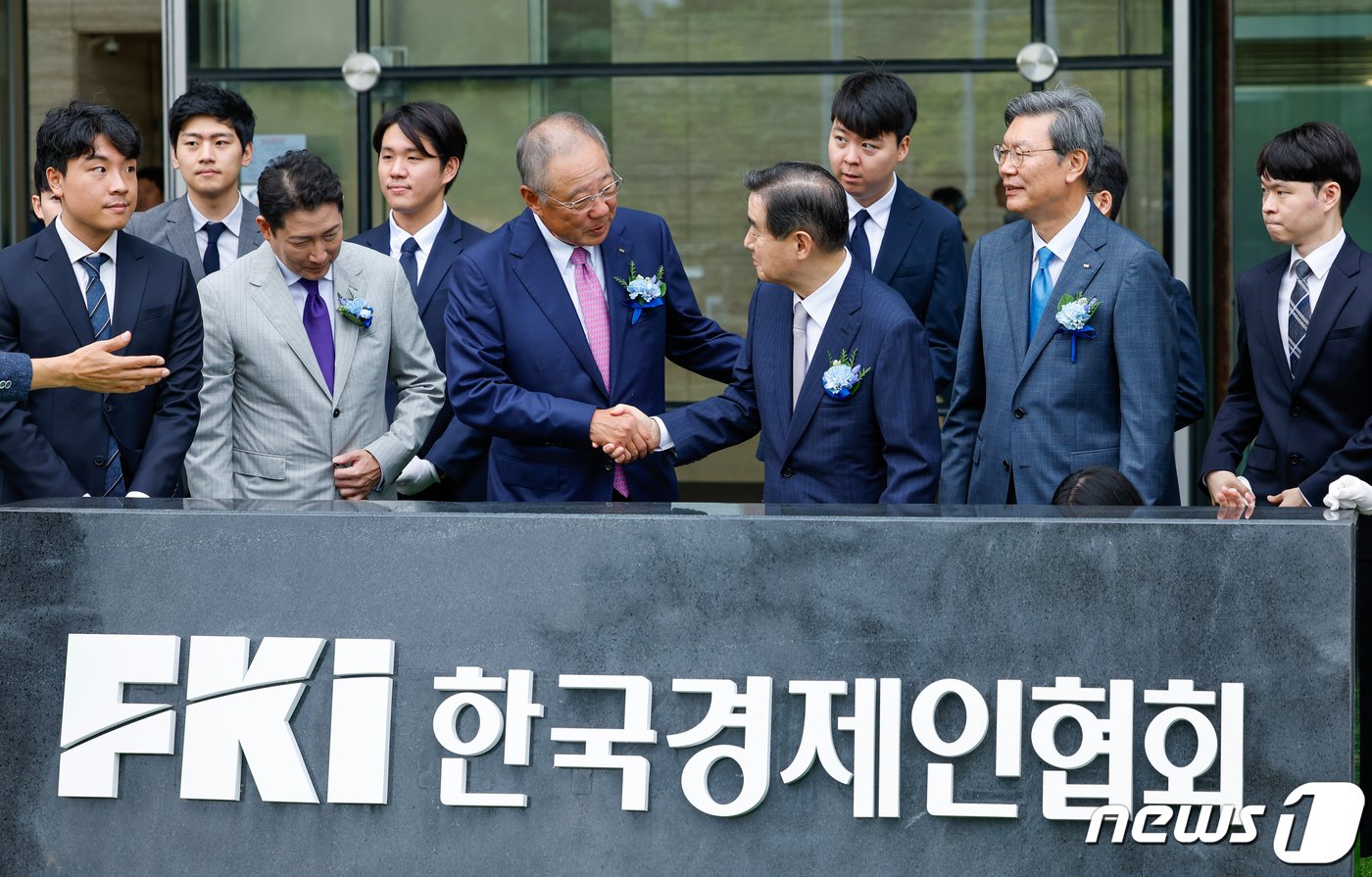본문 이미지 - 류진 한국경제인협회 회장이 서울 여의도 FKI타워에서 열린 한경협 출범 기념 표지석 제막식을 마친 후 김윤 삼양홀딩스 회장과 악수하고 있다. 2023.9.19/뉴스1 ⓒ News1 안은나 기자