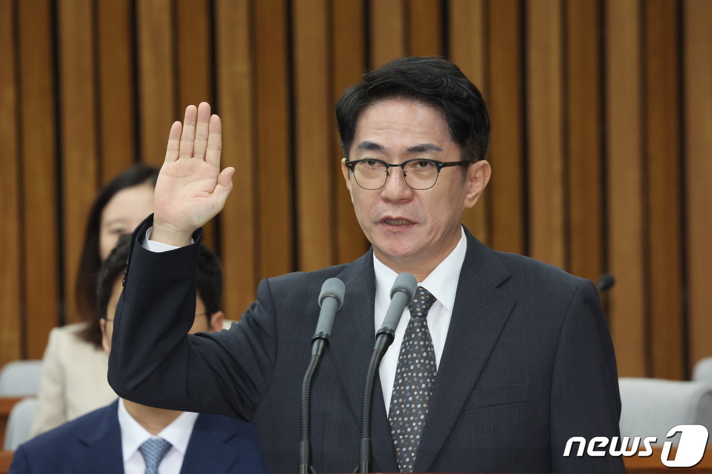 본문 이미지 - 이균용 대법원장 후보자가 19일 오전 서울 여의도 국회에서 열린 인사청문회에서 선서를 하고 있다. 2023.9.19/뉴스1 ⓒ News1 황기선 기자