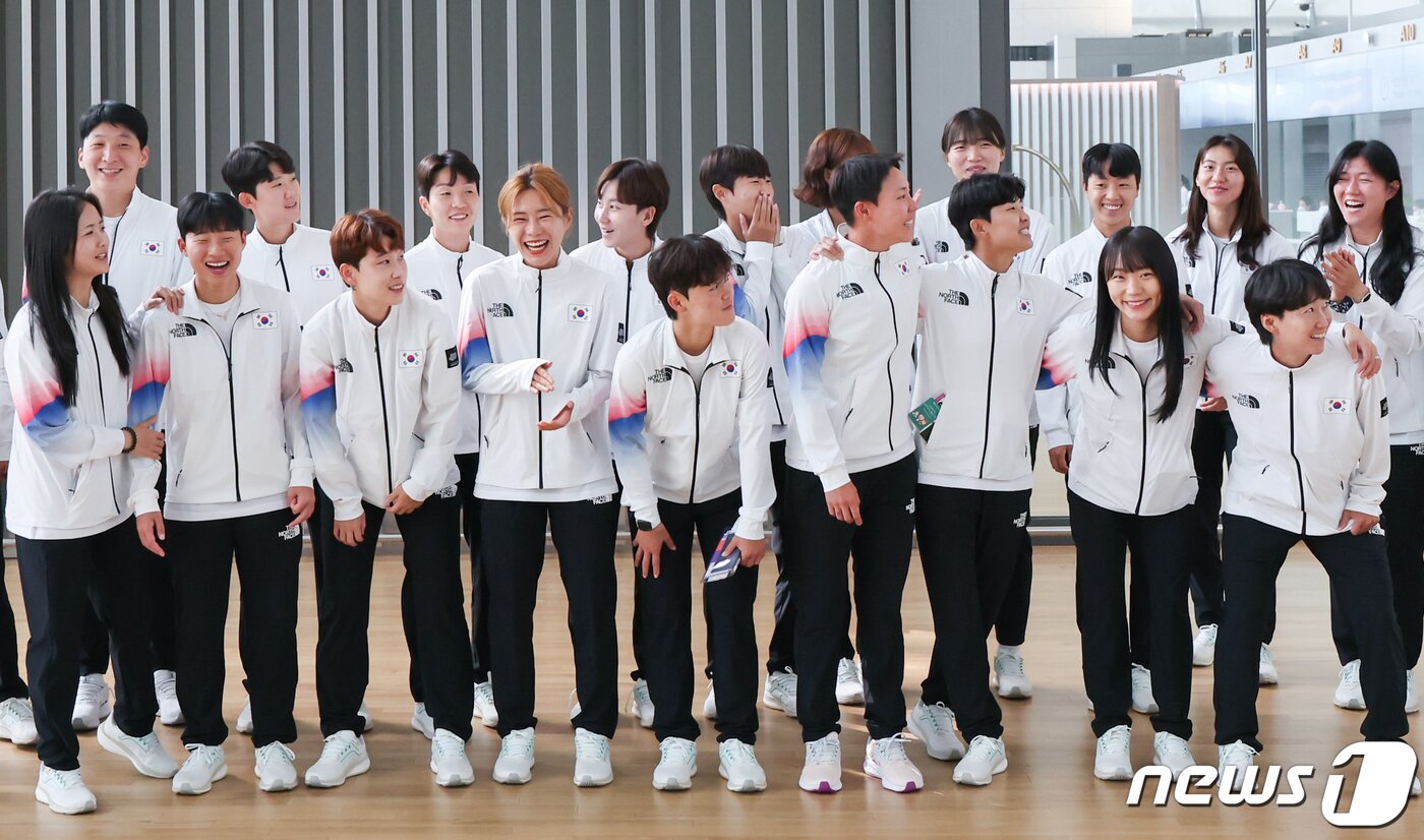 본문 이미지 - 2022 항저우 아시안게임 대한민국 여자 축구 대표팀 선수들이 19일 오전 인천국제공항에서 출국에 앞서 기념촬영을 하고 있다. 2023.9.19/뉴스1 ⓒ News1 김도우 기자