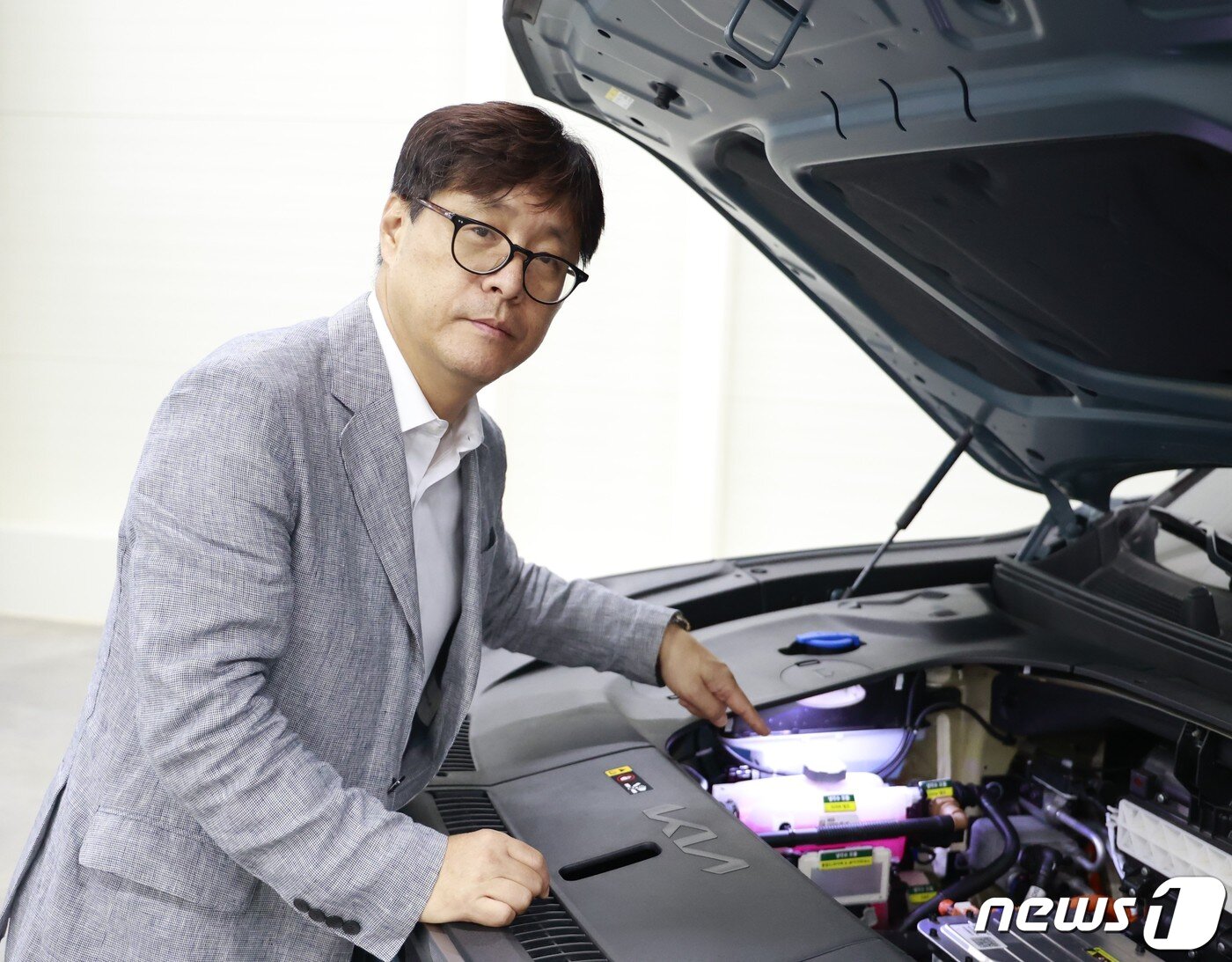 본문 이미지 - 김남영 현대위아 상무가 지난 13일 의왕연구소에서 열관리 시스템에 대해 설명하고 있다.(현대위아 제공) 
