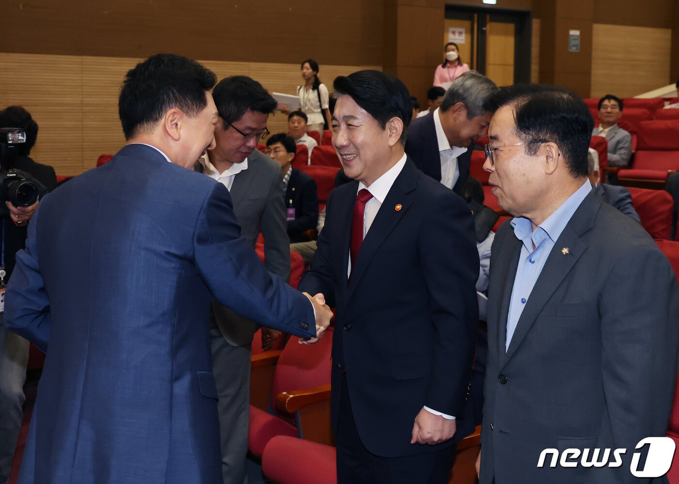 본문 이미지 - 김기현 국민의힘 대표가 19일 오전 서울 여의도 국회 의원회관에서 국민의힘 과방위 주최로 열린 &#39;가짜뉴스 근절 입법청원 긴급 공청회&#39;에서 이동관 방송통신위원회 위원장과 인사를 나누고 있다. 2023.9.19/뉴스1 ⓒ News1 송원영 기자