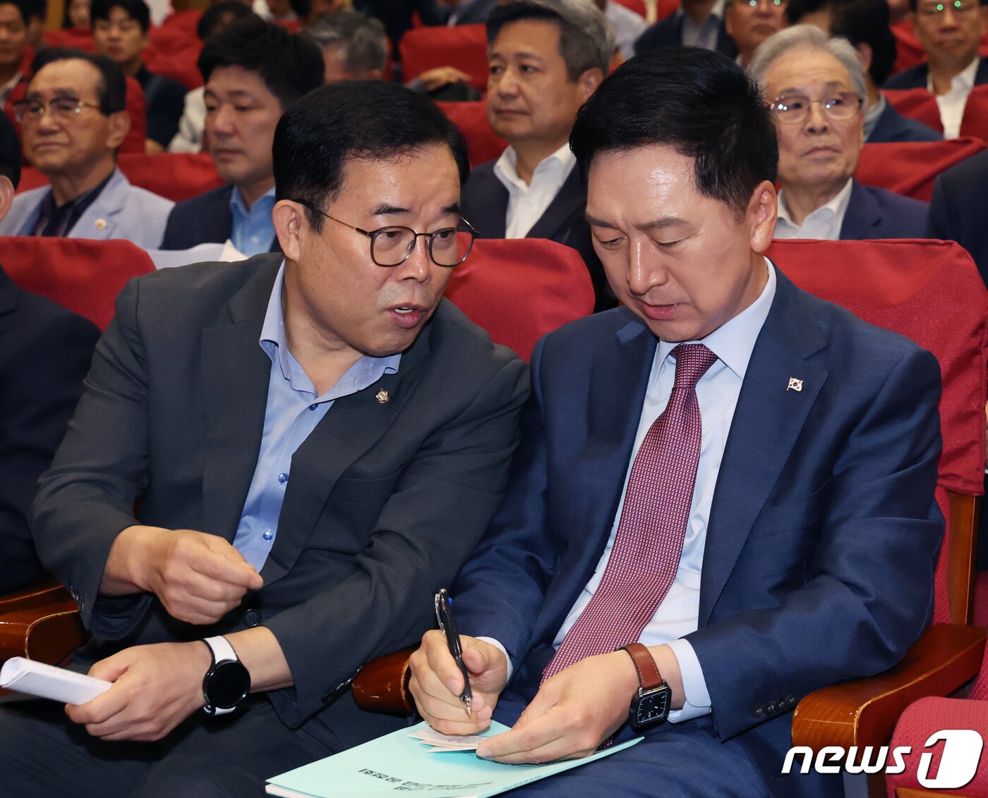본문 이미지 - 김기현 국민의힘 대표와 박성중 의원이 19일 오전 서울 여의도 국회 의원회관에서 국민의힘 과방위 주최로 열린 &#39;가짜뉴스 근절 입법청원 긴급 공청회&#39;에서 대화를 하고 있다. 2023.9.19/뉴스1 ⓒ News1 송원영 기자