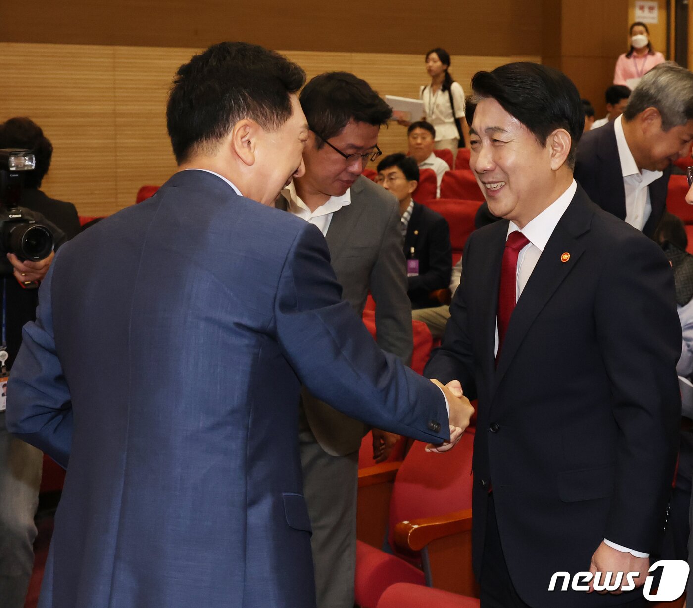 본문 이미지 - 김기현 국민의힘 대표가 19일 오전 서울 여의도 국회 의원회관에서 국민의힘 과방위 주최로 열린 &#39;가짜뉴스 근절 입법청원 긴급 공청회&#39;에서 이동관 방송통신위원회 위원장과 인사를 나누고 있다. 2023.9.19/뉴스1 ⓒ News1 송원영 기자