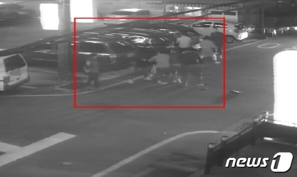 본문 이미지 - 2021년 10월17일 부산 부산진구 서면에서 칠성파와 신20세기파가 단체 난투극을 벌이고 있다. (부산지검 제공)