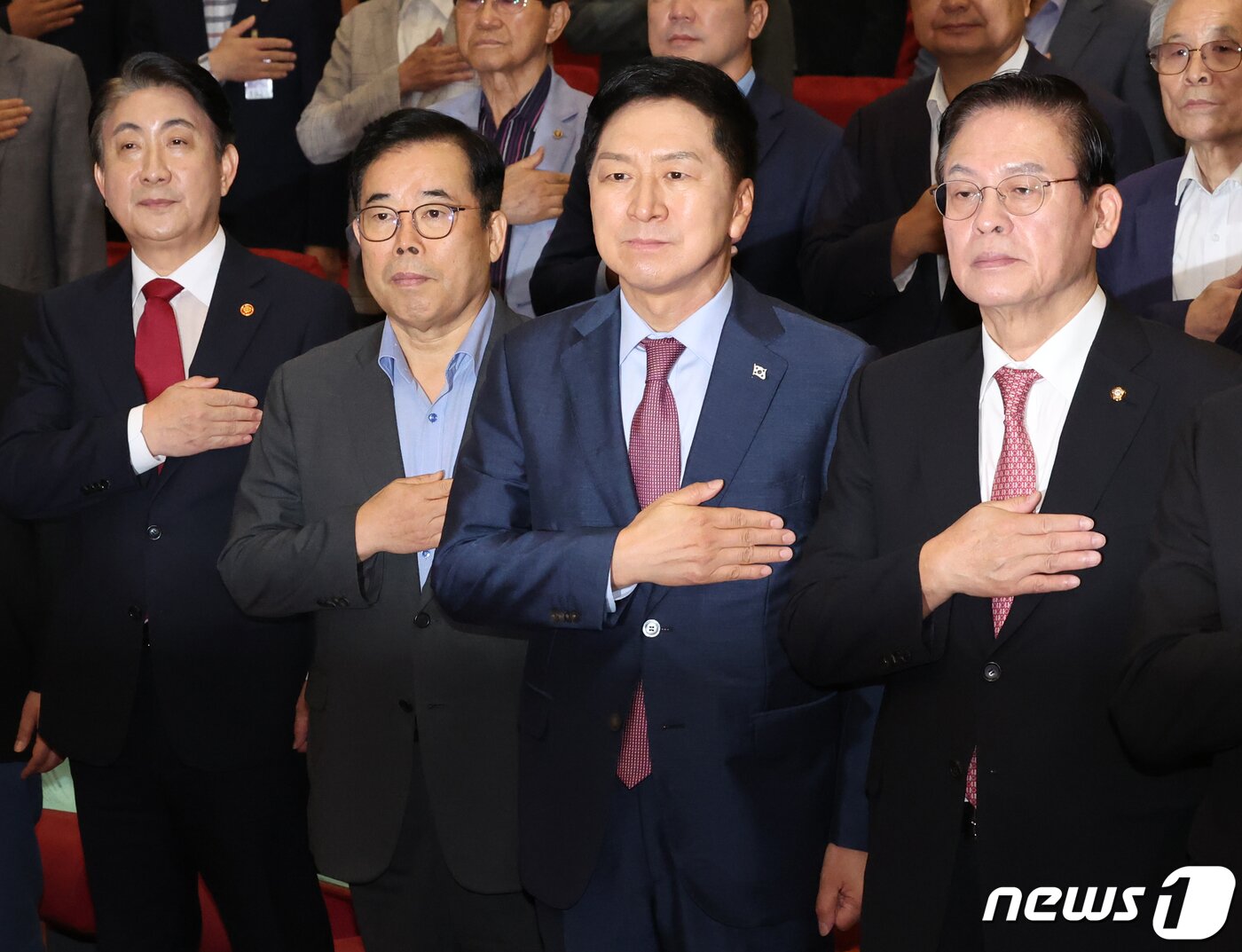 본문 이미지 - 김기현 국민의힘 대표와 정우택 국회부의장, 이동관 방송통신위원회 위원장 등이 19일 오전 서울 여의도 국회 의원회관에서 국민의힘 과방위 주최로 열린 &#39;가짜뉴스 근절 입법청원 긴급 공청회&#39;에서 국기에 경례를 하고 있다. 2023.9.19/뉴스1 ⓒ News1 송원영 기자