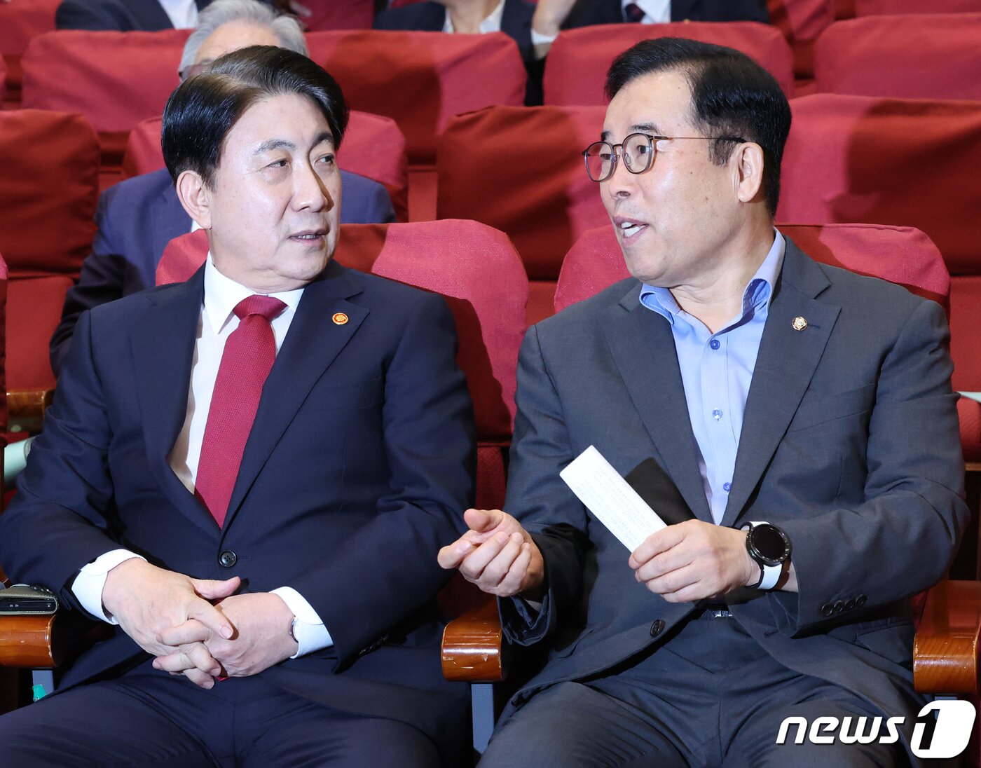 본문 이미지 - 박성중 국민의힘 의원과 이동관 방송통신위원회 위원장이 19일 오전 서울 여의도 국회 의원회관에서 국민의힘 과방위 주최로 열린 &#39;가짜뉴스 근절 입법청원 긴급 공청회&#39;에서 대화를 하고 있다. 2023.9.19/뉴스1 ⓒ News1 송원영 기자