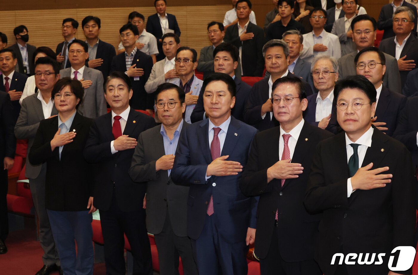 본문 이미지 - 김기현 국민의힘 대표와 정우택 국회부의장, 이동관 방송통신위원회 위원장 등이 19일 오전 서울 여의도 국회 의원회관에서 국민의힘 과방위 주최로 열린 &#39;가짜뉴스 근절 입법청원 긴급 공청회&#39;에서 국기에 경례를 하고 있다. 2023.9.19/뉴스1 ⓒ News1 송원영 기자