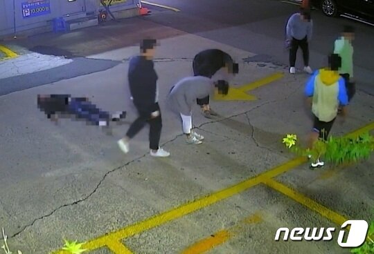 본문 이미지 -  기절한 피해자를 내버려두고 선배 조직원에게 인사하는 후배 조직원들. (부산지검 제공)