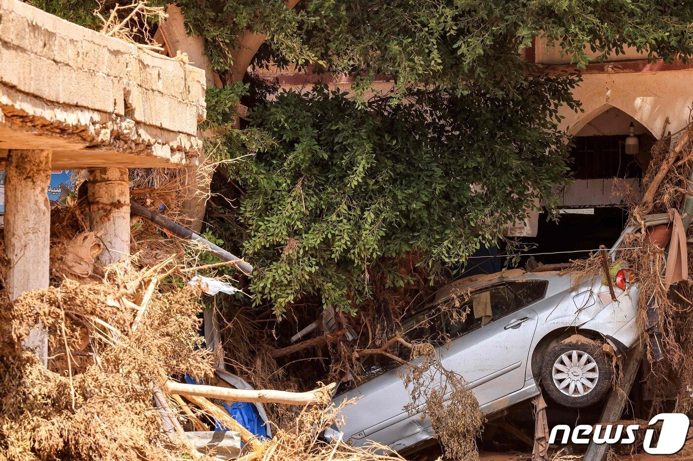 본문 이미지 - 부서진 건물과 크게 파손된 차량. 2023.9.19 ⓒ AFP=뉴스1 ⓒ News1 우동명 기자