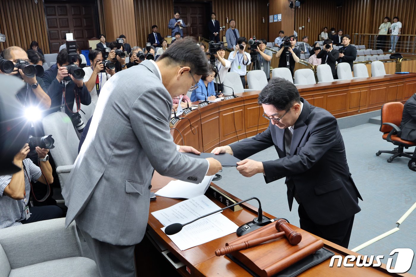 본문 이미지 - 이균용 대법원장 후보자가 19일 오전 서울 여의도 국회에서 열린 인사청문회에서 권성동 위원장에게 선서문을 전달하고 있다. 2023.9.19/뉴스1 ⓒ News1 황기선 기자