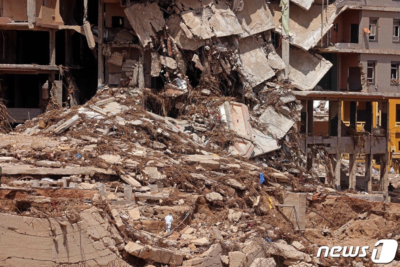본문 이미지 - 건물이 산산조각 나 있다. 2023.9.19 ⓒ AFP=뉴스1 ⓒ News1 우동명 기자