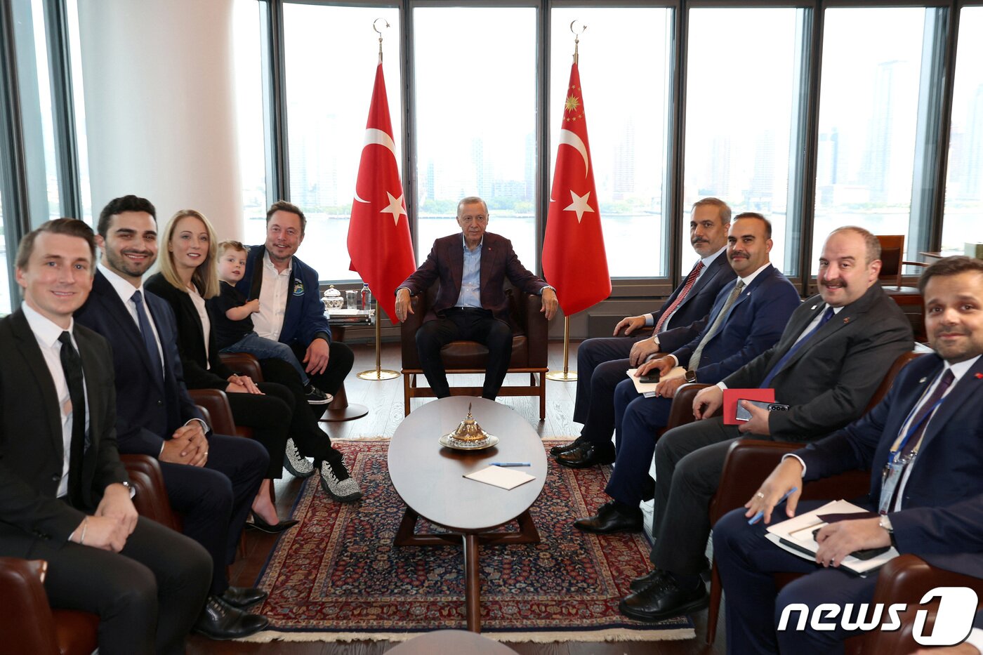 본문 이미지 - 튀르키예 대통령과 장관들이 테슬라 간부들과 기념촬영을 했다. 이 때도 머스크는 아들 X를 데리고 있다. ⓒ 로이터=뉴스1 ⓒ News1 박형기 기자