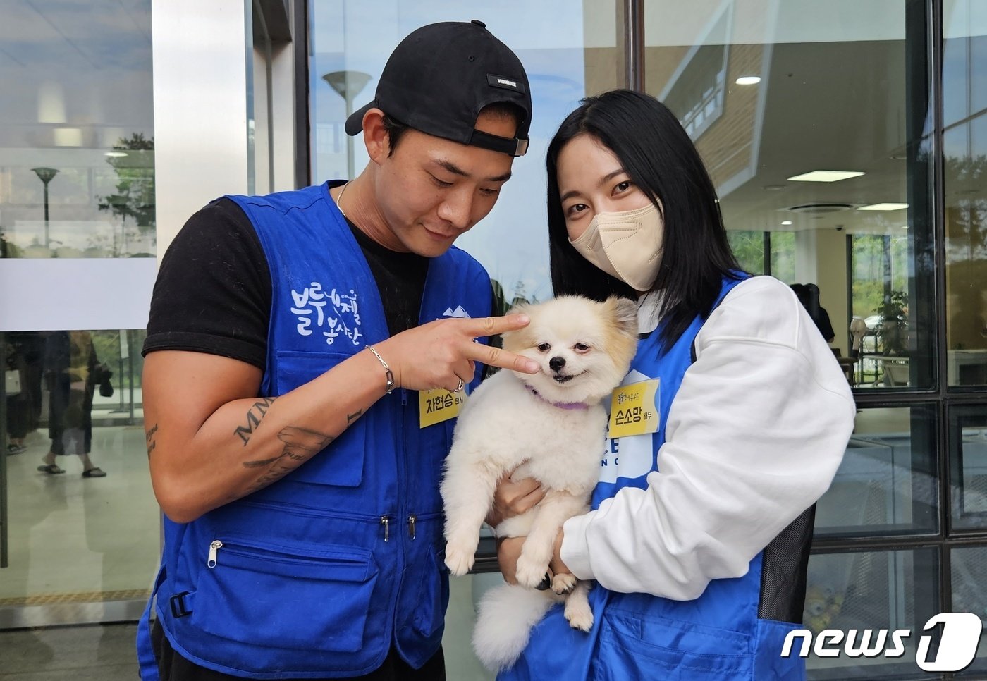 댄서 차현승과 배우 손소망이 17일 경기 반려마루에서 개들을 위한 입양 홍보를 하고 있다. ⓒ 뉴스1 최서윤 기자