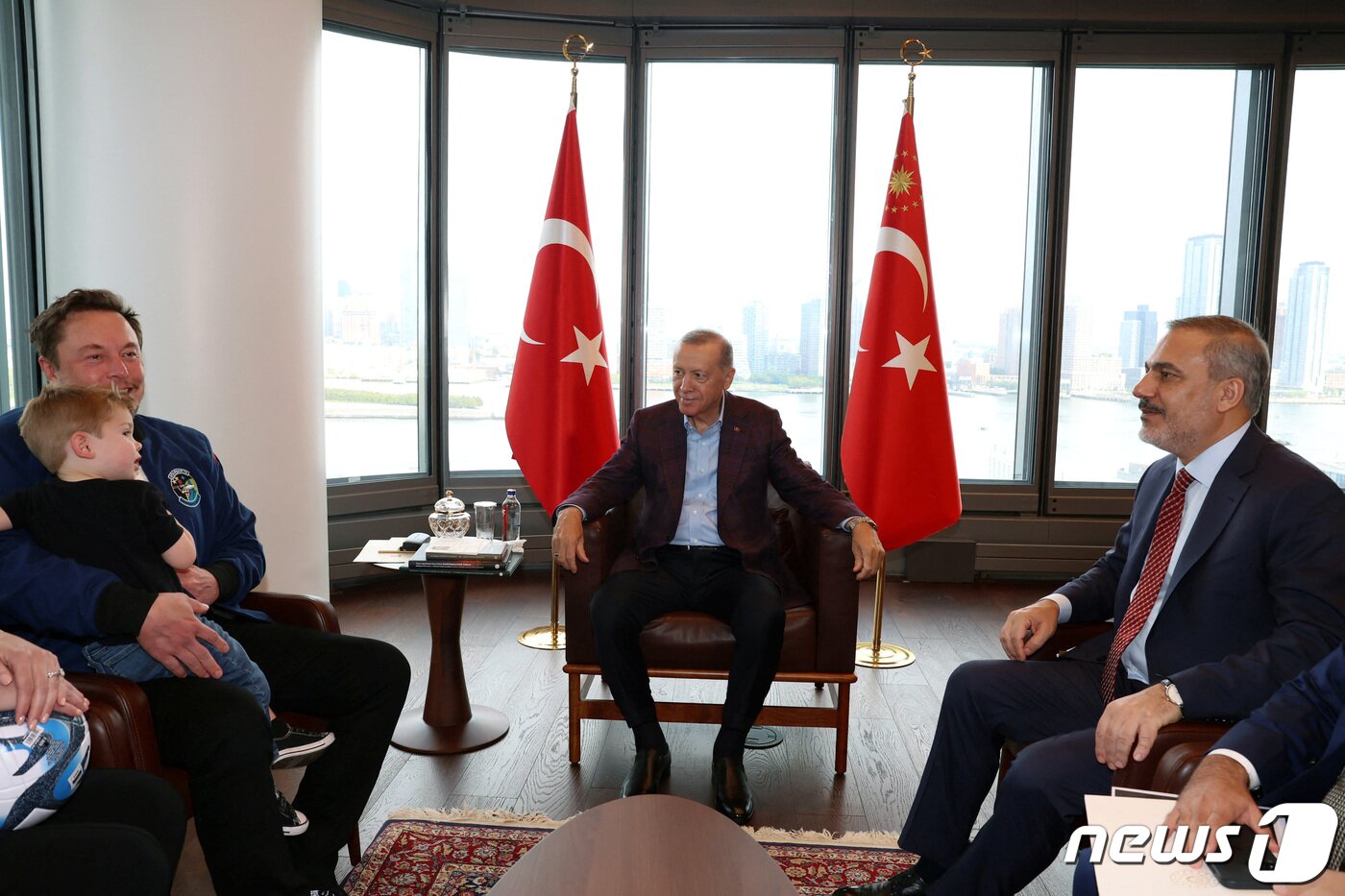 본문 이미지 - 위의 장면을 넓게 잡은 사진. ⓒ 로이터=뉴스1 ⓒ News1 박형기 기자