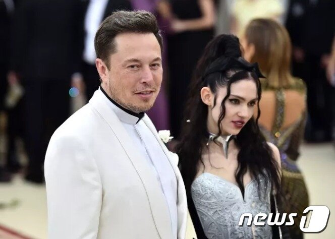 본문 이미지 - 한때 다정했던 머스크와 그라임스 - 트위터 갈무리