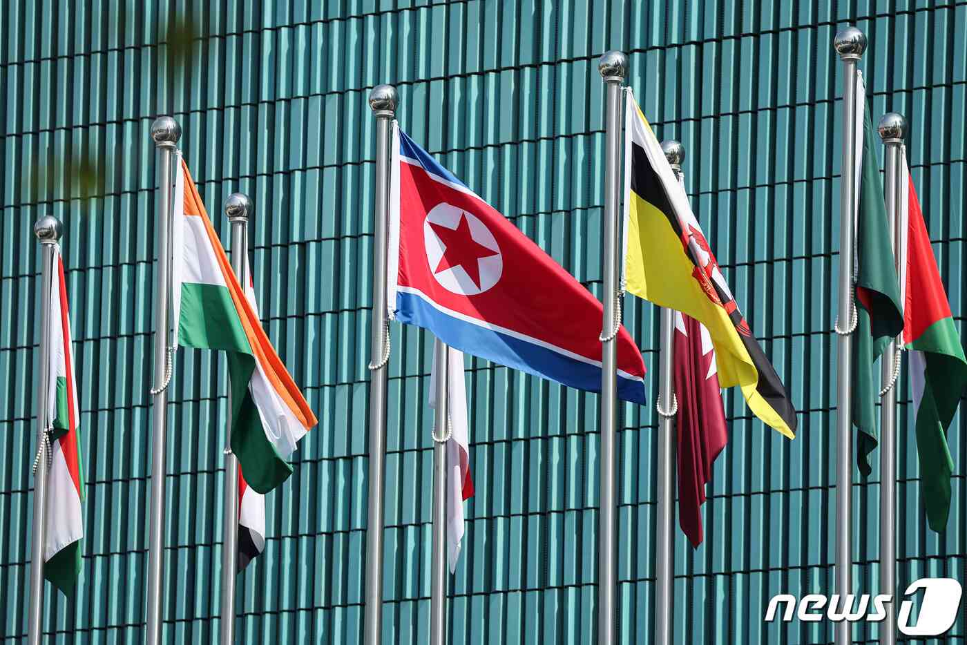 중국 항저우 아시안게임 선수촌 내 국기광장에 북한 인공기를 비롯한 참가국 국기가 휘날리고 있다. 2023.9.19/뉴스1 © News1 유승관 기자