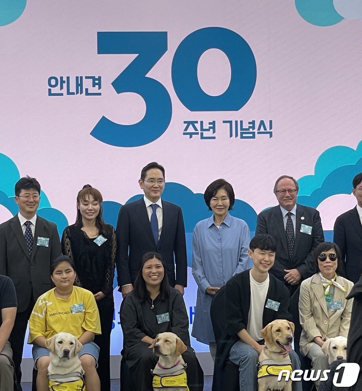 본문 이미지 - 이재용 삼성전자 회장과 홍라희 전 관장(가운데)이 참석자들과 기념 사진을 촬영하고 있다. 2023.9.19/뉴스1 ⓒ News1 강태우 기자