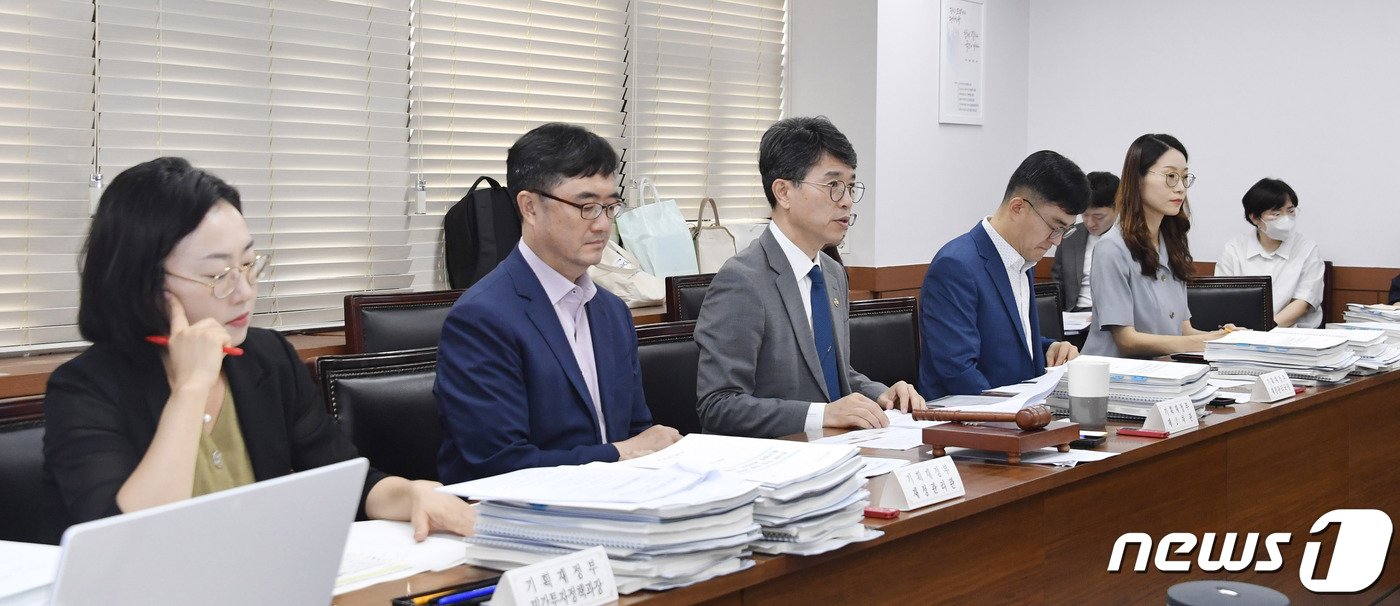 본문 이미지 - 김완섭 기획재정부 2차관(왼쪽 세번째)이 19일 서울 종로구 정부서울청사에서 열린 '민간투자사업심의위원회'에서 모두발언을 하고 있다(기획재정부 제공). 2023.09.19/뉴스1