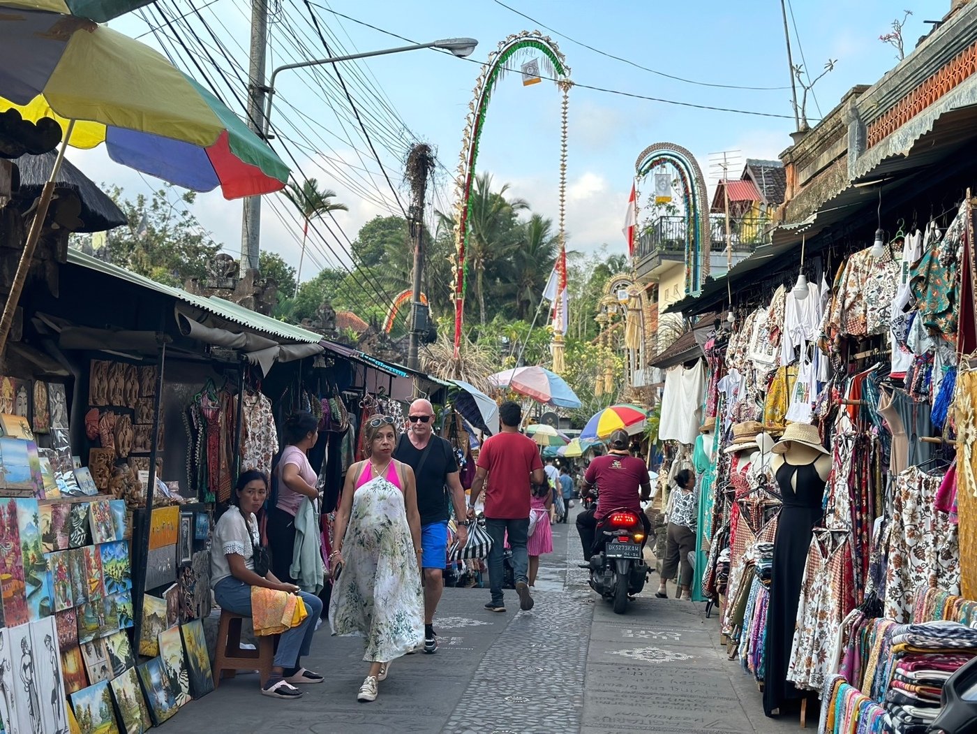 본문 이미지 -  각종 공예품과 기념품을 판매하는 우붓 아트 마켓ⓒ News1