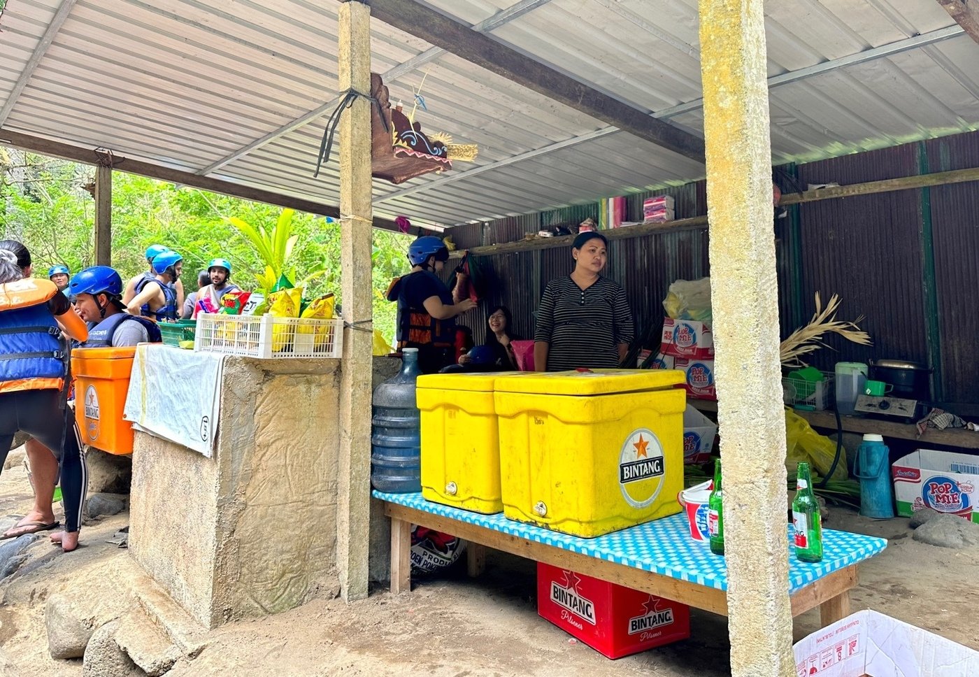 본문 이미지 - 아융강 강변에 자리한 노점상ⓒ News1