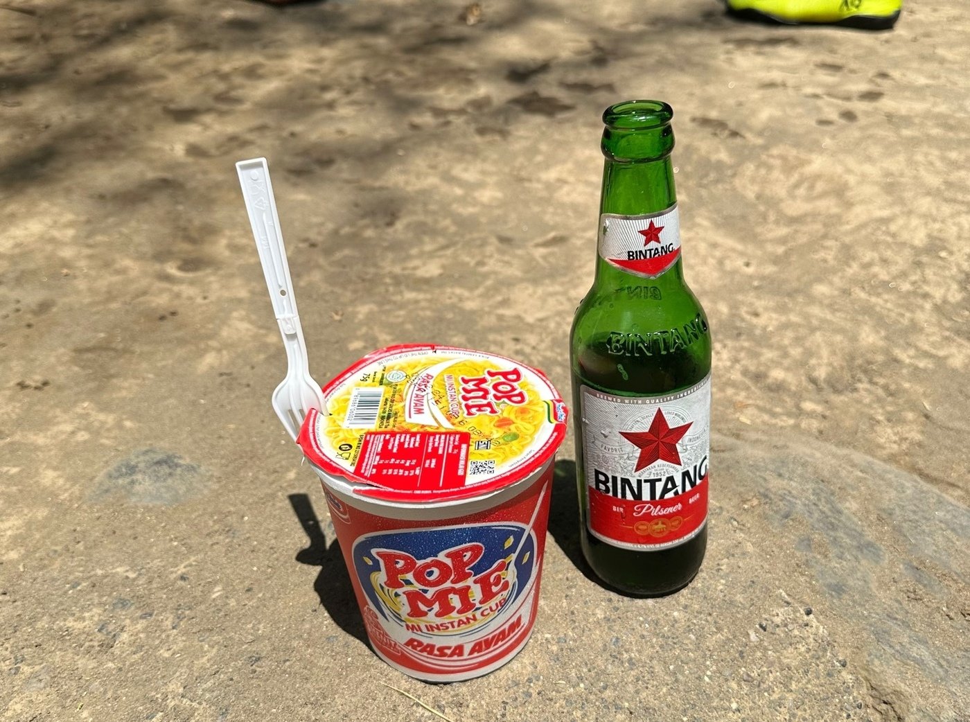 본문 이미지 - 인도네시아 현지 컵라면과 맥주. 컵라면은 한국 컵라면에 비해 매운 맛이 덜하지만, 한국인 입맛에도 잘 맞는다ⓒ News1