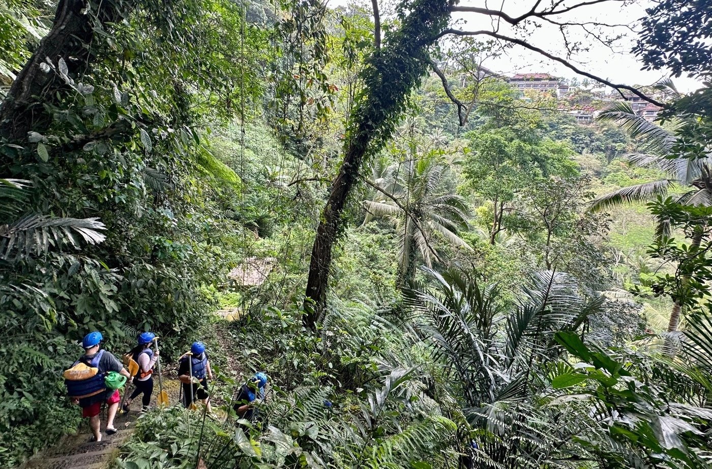 본문 이미지 - 안전 장비를 착용하고 노를 들고 아융강으로 내려간다ⓒ News1  