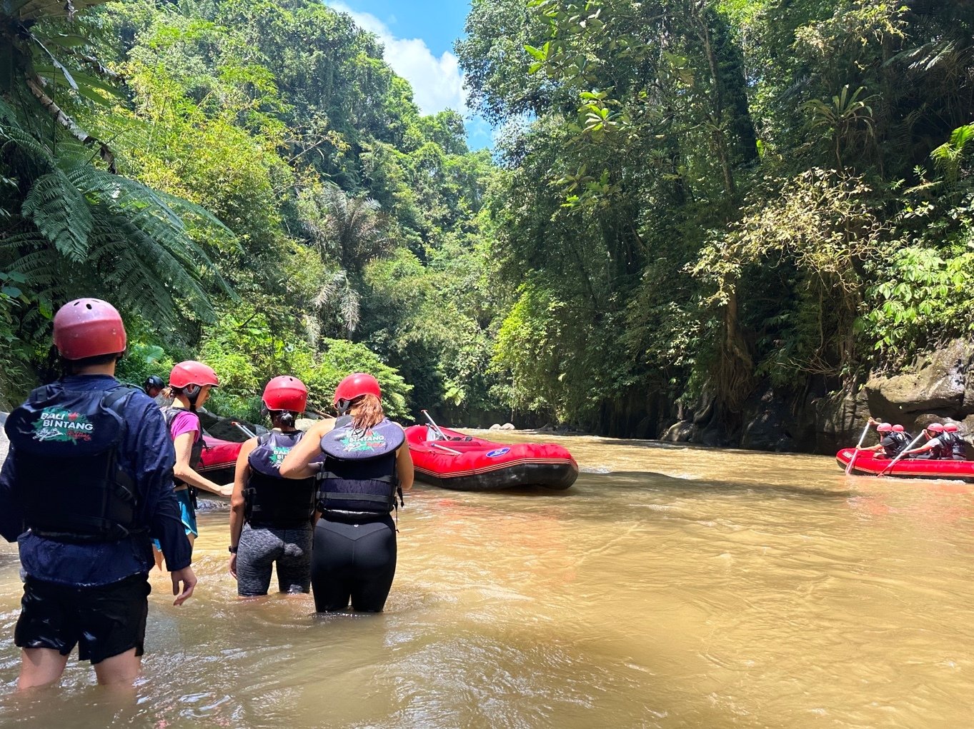 본문 이미지 - 물살이 잔잔하고 수심이 얕은 곳에선 기념 사진도 촬영할 수 있게 한다ⓒ News1