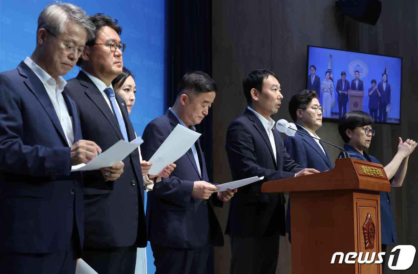 김용민 더불어민주당 의원 등이 19일 서울 여의도 국회 소통관에서 검찰 탄핵안 발의 기자회견을 하고 있다. 2023.9.19/뉴스1 © News1 송원영 기자