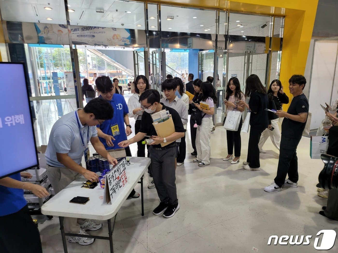 본문 이미지 - '2023 한국 제약바이오 채용박람회'에 참여한 동아쏘시오홀딩스 측이 구직자들을 위한 이벤트를 진행하고 있다. 2023.9.19 / 뉴스1 ⓒ News1 황진중 기자