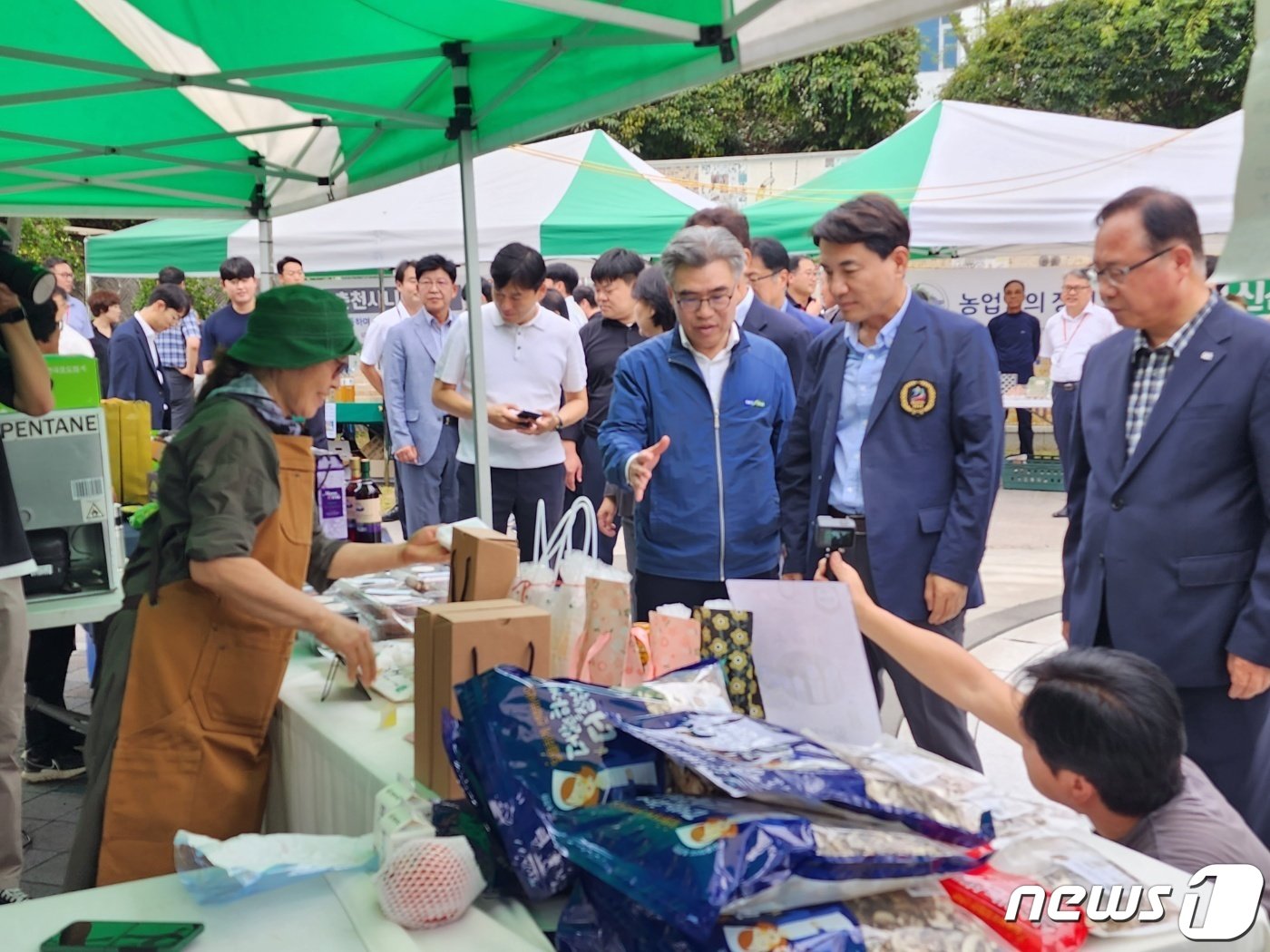 19일 강원특별자치도청 본관 앞 공원에서 ‘2023 강원농협 찾아가는 직거래장터’가 큰 호응 속에 열렸다.&#40;농협 강원본부 제공&#41; 2023.9.19/뉴스1