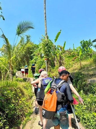 본문 이미지 - 래프팅을 끝내고 강 상류로 올라가는 체험객들의 모습ⓒ News1