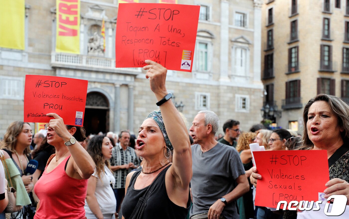 본문 이미지 - 스페인 여자대표팀을 지지하는 마드리드 시민들 ⓒ 로이터=뉴스1