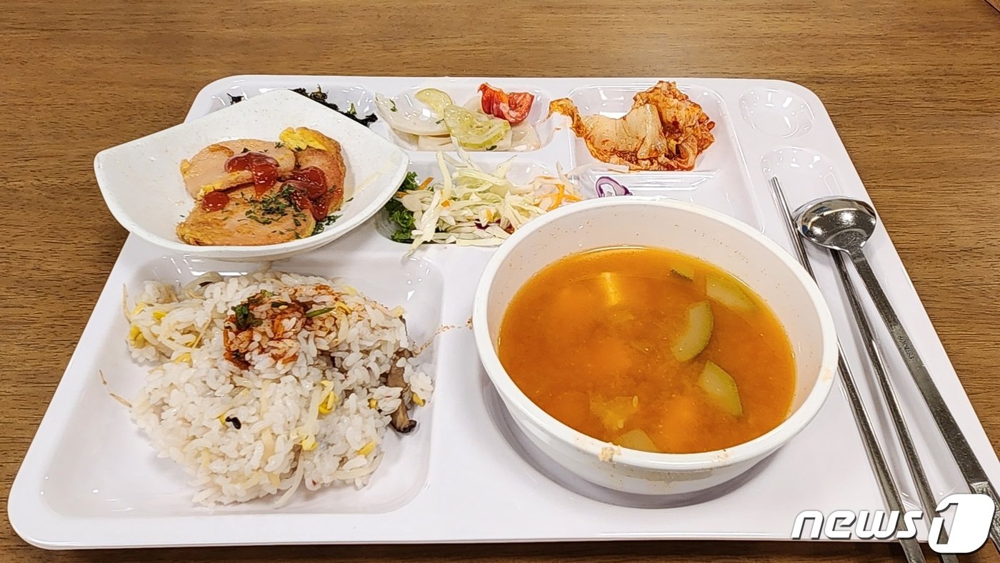 본문 이미지 - 19일 낮 12시 서울 영등포구청 구내식당에서 받은 식단. 이외에도 숭늉, 차 등이 별도 비치돼 있다. 2023.09.19 ⓒ 뉴스1 김예원 기자