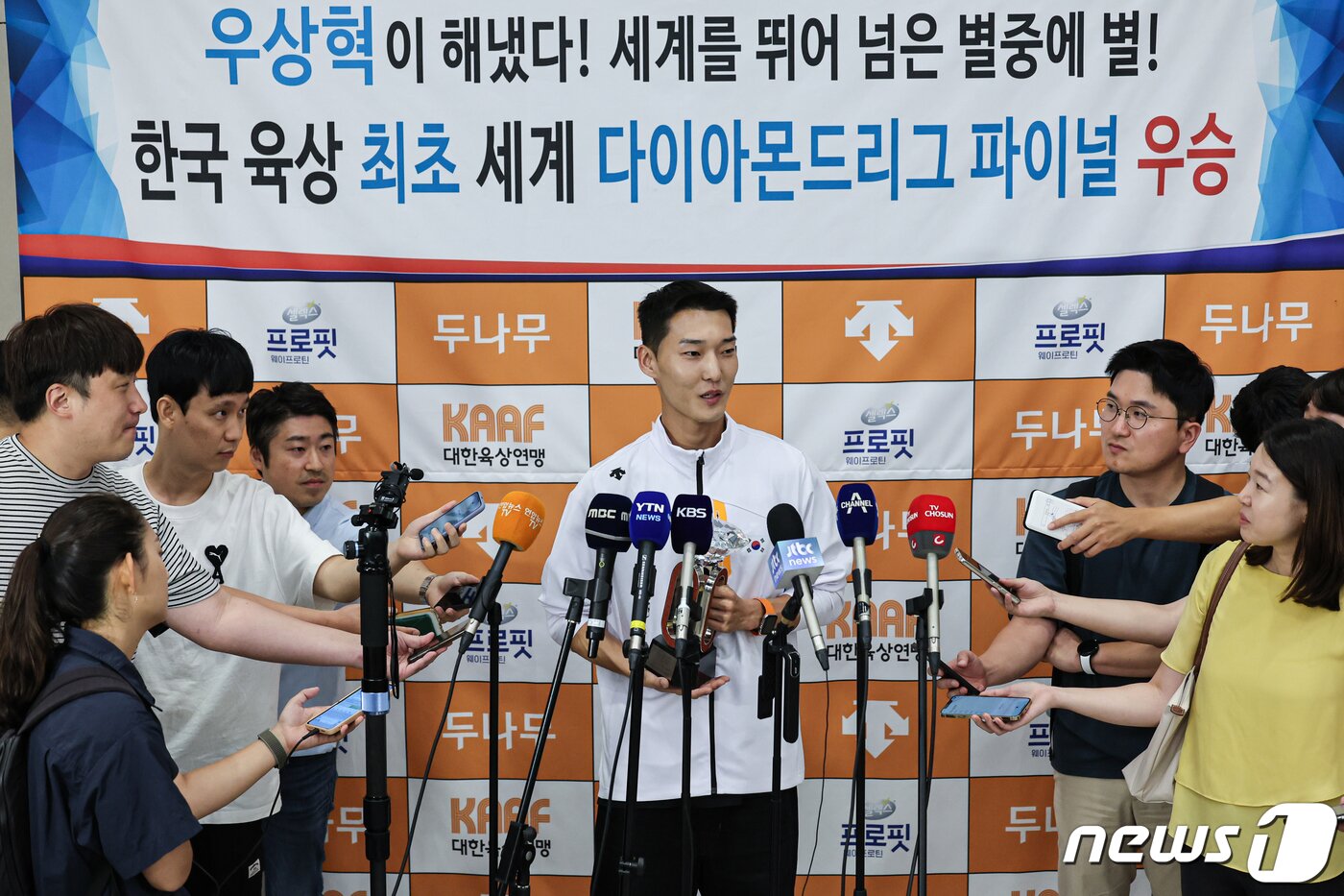 본문 이미지 - 한국 최초로 세계육상연맹 다이아몬드리그 우승을 차지한 우상혁이 19일 오후 인천국제공항 제2여객터미널을 통해 귀국해 취재진 질문에 답하고 있다.  2023.9.19/뉴스1 ⓒ News1 김도우 기자