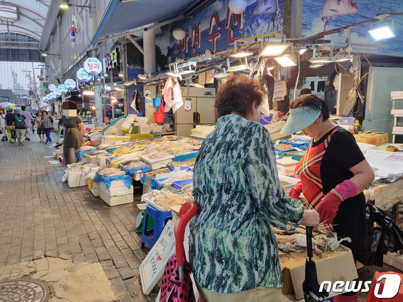 추석 명절을 아흐레 앞둔 19일 오후 경기 구리시 구리전통시장에서 한 손님이 꽃게를 사고 있다.2023.09.19./뉴스1 양희문 기자  