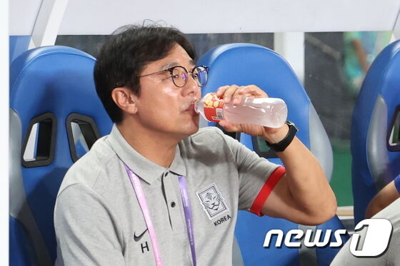 황선홍 항저우 아시안게임 축구대표팀 감독이 19일 오후 중국 저장성 진화시 스포츠 센터 스타디움에서 열린 2022 항저우 아시안게임 남자 축구 E조 조별리그 1차전 대한민국과 쿠웨이트의 경기 시작에 앞서 물을 마시고 있다. 2023.9.19/뉴스1 © News1 민경석 기자