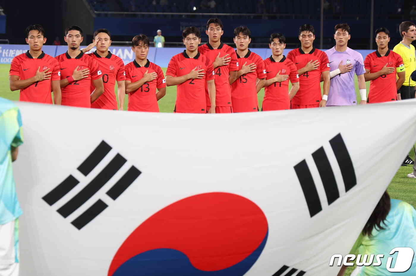 19일 오후 중국 저장성 진화시 스포츠 센터 스타디움에서 열린 2022 항저우 아시안게임 남자 축구 E조 조별리그 1차전 대한민국과 쿠웨이트의 경기에서 한국 축구 대표팀이 국기에 경례하고 있다. 2023.9.19/뉴스1 © News1 민경석 기자