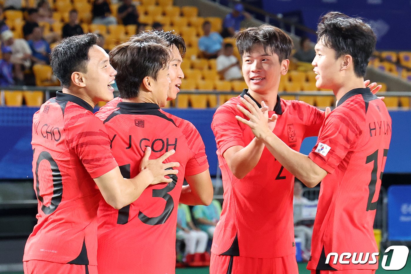 19일 오후 중국 저장성 진화시 스포츠 센터 스타디움에서 열린 2022 항저우 아시안게임 남자 축구 E조 조별리그 1차전 대한민국과 쿠웨이트의 경기에서 정우영이 첫 골을 성공시킨 뒤 동료들과 기쁨을 나누고 있다. 2023.9.19/뉴스1 ⓒ News1 민경석 기자