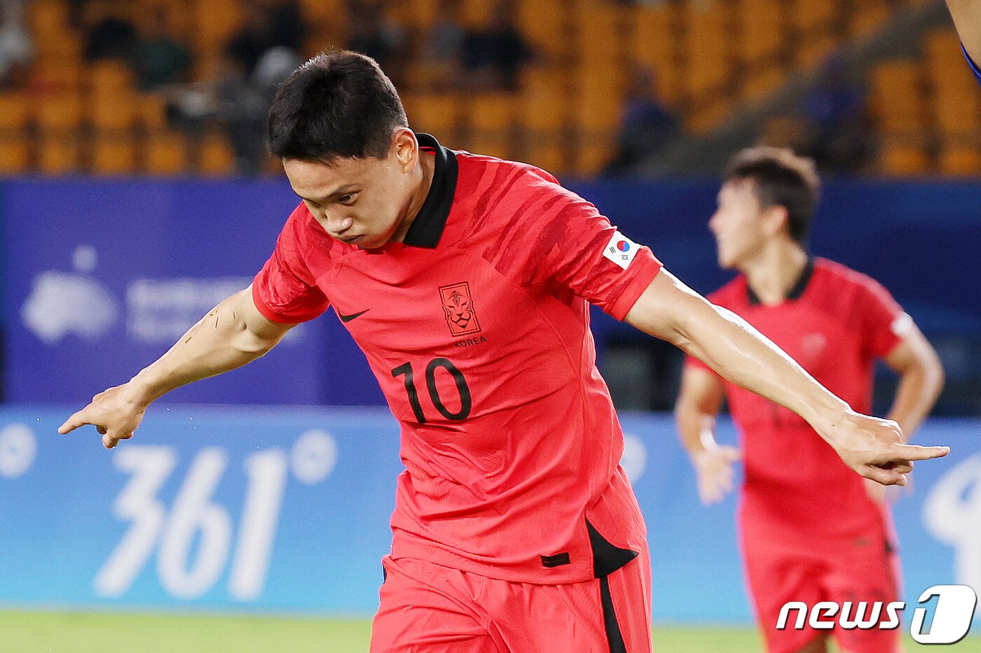 본문 이미지 - 19일 오후 중국 저장성 진화시 스포츠 센터 스타디움에서 열린 2022 항저우 아시안게임 남자 축구 E조 조별리그 1차전 대한민국과 쿠웨이트의 경기에서 조영욱이 슛을 성공시킨 뒤 기뻐하고 있다. 2023.9.19/뉴스1 ⓒ News1 민경석 기자