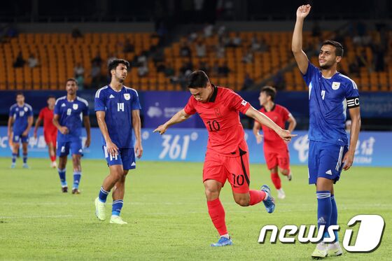 19일 오후 중국 저장성 진화시 스포츠 센터 스타디움에서 열린 2022 항저우 아시안게임 남자 축구 E조 조별리그 1차전 대한민국과 쿠웨이트의 경기에서 조영욱이 슛을 성공시킨 뒤 기뻐하고 있다. 2023.9.19/뉴스1 © News1 민경석 기자