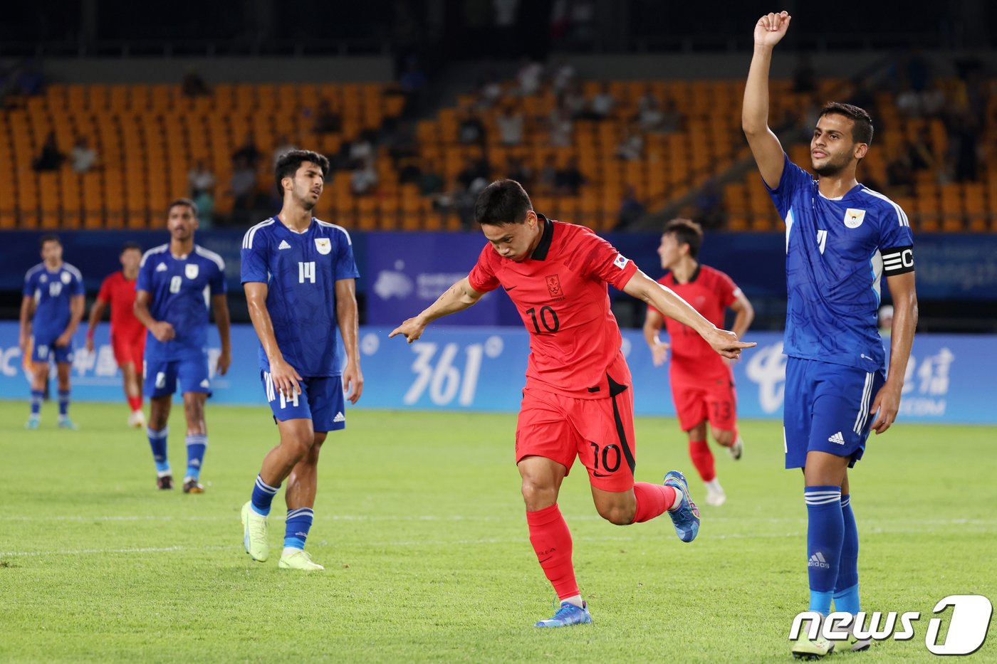 19일 오후 중국 저장성 진화시 스포츠 센터 스타디움에서 열린 2022 항저우 아시안게임 남자 축구 E조 조별리그 1차전 대한민국과 쿠웨이트의 경기에서 조영욱이 슛을 성공시킨 뒤 기뻐하고 있다. 2023.9.19/뉴스1 ⓒ News1 민경석 기자