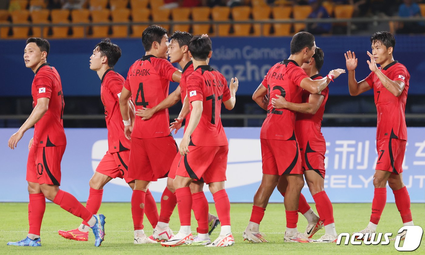 19일 오후 중국 저장성 진화시 스포츠 센터 스타디움에서 열린 2022 항저우 아시안게임 남자 축구 E조 조별리그 1차전 대한민국과 쿠웨이트의 경기에서 정우영이 두 번째 골을 성공시킨 뒤 동료들과 기쁨을 나누고 있다. 2023.9.19/뉴스1 ⓒ News1 민경석 기자