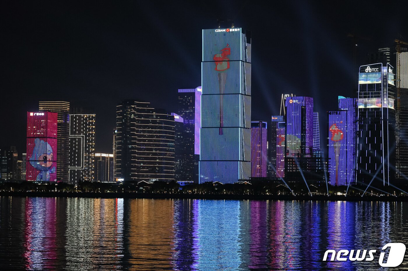본문 이미지 - 아시안 게임 메인 스타디움과 도심빌딩에서 불꽃쇼가 펼쳐지고 있다. 2023.9.19/뉴스1 ⓒ News1 유승관  기자