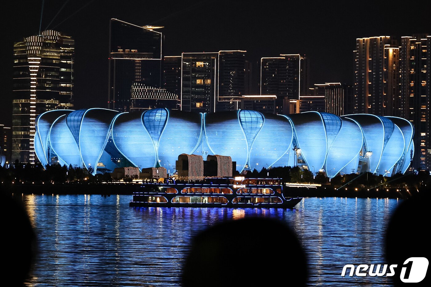 본문 이미지 - 2022 항저우 아시안게임 개막을 4일 앞둔 19일 개회식이 열릴 올림픽 스포츠센터 스타디움에 라이트쇼가 펼쳐지고 있다. 2023.9.19/뉴스1 ⓒ News1 유승관 기자