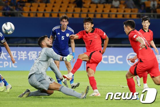 19일 오후 중국 저장성 진화시 스포츠 센터 스타디움에서 열린 2022 항저우 아시안게임 남자 축구 E조 조별리그 1차전 대한민국과 쿠웨이트의 경기에서 정우영이 세 번째 골을 성공시키고 있다. 2023.9.19/뉴스1 © News1 민경석 기자