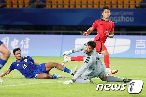19일 오후 중국 저장성 진화시 스포츠 센터 스타디움에서 열린 2022 항저우 아시안게임 남자 축구 E조 조별리그 1차전 대한민국과 쿠웨이트의 경기에서 정우영이 두 번째 골을 성공시키고 있다. 2023.9.19/뉴스1 © News1 민경석 기자