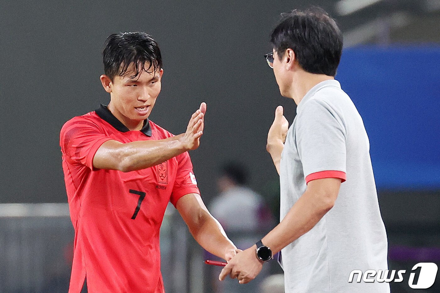 본문 이미지 - 아시안게임 축구대표팀의 정우영(왼쪽)과 황선홍 감독. /뉴스1 ⓒ News1 민경석 기자