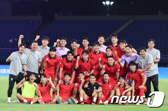 19일 오후 중국 저장성 진화시 스포츠 센터 스타디움에서 열린 2022 항저우 아시안게임 남자 축구 E조 조별리그 1차전 대한민국과 쿠웨이트의 경기에서 9대0으로 대승을 거둔 대한민국 선수들과 황선홍 감독이 파이팅을 외치고 있다. 2023.9.19/뉴스1 © News1 민경석 기자