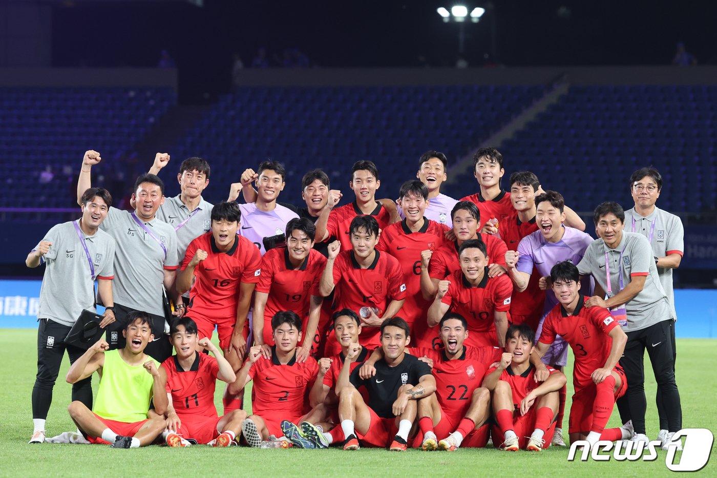 본문 이미지 - 19일 오후 중국 저장성 진화시 스포츠 센터 스타디움에서 열린 2022 항저우 아시안게임 남자 축구 E조 조별리그 1차전 대한민국과 쿠웨이트의 경기에서 9대0으로 대승을 거둔 대한민국 선수들과 황선홍 감독이 파이팅을 외치고 있다. 2023.9.19/뉴스1 ⓒ News1 민경석 기자